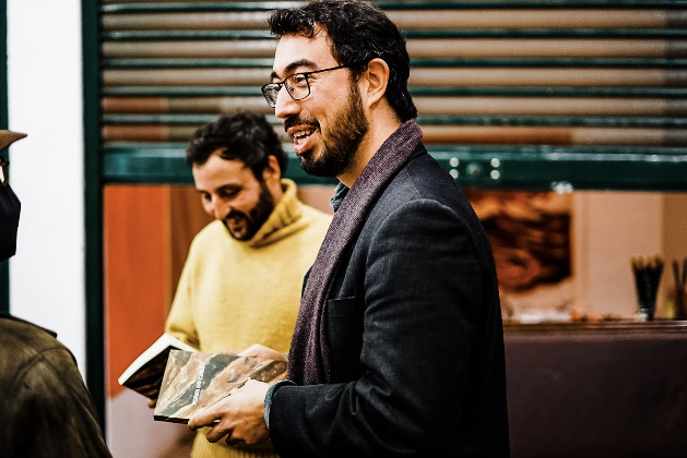 Poema de Chile permite que los portugueses descubran o sigan conociendo el patrimonio literario de este país. En la foto, el traductor de la obra, Diogo Fernandes (de negro), y el representante de la editorial Antítese, Gonzalo Losada.