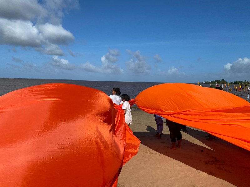 Para visibilizar las diferentes formas que dibuja el viento en cada locación se utilizó una tela anaranjada de 120 metros cuadrados.