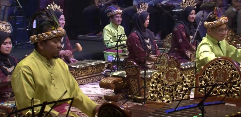 El programa “Caleidoscopio de Malasia” constó de cuatro partes, una de ellas es “Malasia Peninsular: orquesta tradicional ‘Gamelan’ y danzas de palacio”.